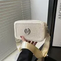 Sac bandoulière hiver 2025 avec texture paille, sangle large et logo M en métal - Blanc