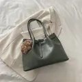 Grand sac cabas en cuir vert foncé avec boucle de ceinture et pendentif ours en peluche - Avec pendentif ours / Vert