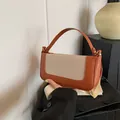 Borsa sottobraccio retrò in pelle marrone arancio con inserto in tessuto beige - Marrone