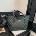 Bolso tote gris con monograma y lazo dorado para un estilo elegante de oficina a diario - Negro