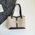 Bolso tote grande de lona beige con correas de cuero marrón y cierre de oro estilo retro - Marrón