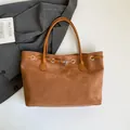 Bruine matte suède draagtas met leren riem en decoratief gesp detail op de tas - Bruin