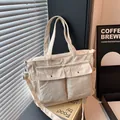 Minimalistische crèmekleurige corduroy draagtas met meerdere zakken en schouderband - Wit