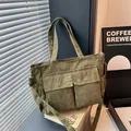 Groene corduroy shopper met dubbele voorzakken en verstelbare schouderriem - Groen