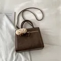 Vintage dunkelbraune Wildleder-Einkaufstasche für Damen mit Plüschbär-Anhänger und Gurt - Mit Anhänger / Braun