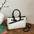 Bolso tote minimalista de cuero blanco crema con correa negra y detalles dorados - Blanco