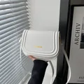 Sacoche selle moderne en cuir blanc avec lettrage doré et bandoulière réglable - Blanc