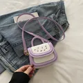 Mini-Umhängetasche in Lavendel und Weiß mit Kirschprint und goldenen Details auf Denim - Lila