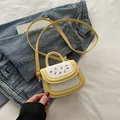 Gelbe Mini-Umhängetasche mit Kirschmuster auf blauem Jeans-Hintergrund - Gelb