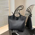 Borsa tote minimalista in pelle nera con manici lunghi e dettagli dorati per uso quotidiano - Nero