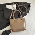 Minimalistische khakifarbene Umhängetasche mit Zylindergriffen und Knotendetails - Khaki