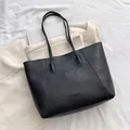 Bolso tote vintage negro grande con correas finas y acabado de cuero texturizado en tela - Negro