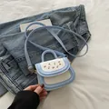 Kleine Umhängetasche in Hellblau und Weiß mit Kirschprint und verstellbarem Riemen - Blau