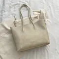 Bolso tote beige crema con asas finas y gran capacidad en un estilo minimalista - Blanco Roto