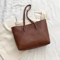 Bolso tote vintage de cuero marrón con correas largas y acabado de textura suave - Marrón