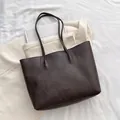 Bolso tote retro de cuero marrón oscuro con asas largas y texto minimalista grabado - Marrón