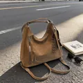 Braune Hobo-Bag aus Wildlederimitat mit Quaste und verstellbarem Gurt im Freien - Braun