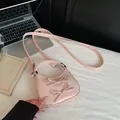 Elegante borsa a tracolla a mezzaluna rosa chiaro con doppi fiocchi e finitura satinata - Rosa