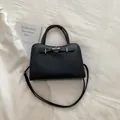 Elegante schwarze Tragetasche mit Litschistruktur, Drehverschluss und Tragegriff - Schwarz ohne Anhänger