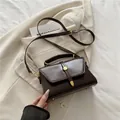 Borsa a tracolla retrò marrone scuro con fibbia tonda dorata e tracolla regolabile - Marrone