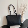 Große schwarze Shopper-Tasche mit Krokodil-Prägung und langen Schultergurten für Büro - Einfache Tote Bag / Schwarz ohne Anhänger
