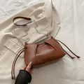 Braune Leder-Schultertasche mit Plissee-Design, Silberkette und Magnetverschluss - Braun