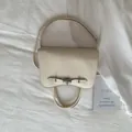 Modische beige Henkeltasche aus Leder mit Litschi-Struktur und silbernen Beschlägen - Weiß Ohne Anhänger