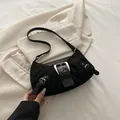 Bolso de hombro negro de ante con hebillas metálicas y remaches de estilo retro Y2K - Negro