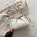 Weiße plissierte Hobo-Tasche aus Leder mit silberner Kette und großem Volumen - Weiß