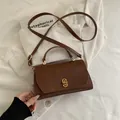 Bolso bandolera retro marrón oscuro con cierre giratorio dorado y asa de mano fina - Marrón