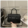 Bolso cuadrado negro chic con textura de lichi y correas decorativas metálicas - Negro