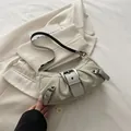 Bolso de hombro beige plisado con hebilla de metal y correa negra para moda 2026 - Gris