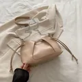 Beige plissierte Hobo-Tasche mit silberner Kette und Kordelzug-Detail auf Leinen - Khaki