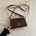 Bolso bandolera vintage marrón oscuro en cuero sintético con cierre metálico dorado - Marrón