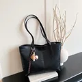 Große schwarze Tote Bag mit Kroko-Struktur und Baseball-Anhänger am Schultergurt - Sportthema-Anhänger-Stil / Schwarz Mit Anhänger