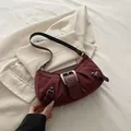 Bolso de hombro de ante burdeos con hebillas plateadas vintage y un diseño minimalista - Rojo