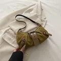 Elegante bolso de ante amarillo mostaza con hebilla vintage y detalles plisados - Marrón
