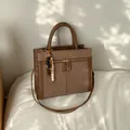 Sac fourre-tout marron à motif chevrons avec finitions cuir et breloque en perles - Avec Pendentif / Marron