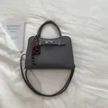 Donkergrijze kiezellederen handtas met zilveren sluiting en schouderriem - Grijs Met Hanger