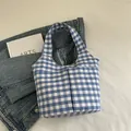Bolso tote de cuadros azules y blancos con bolsillos frontales y asas anchas de tela - Azul
