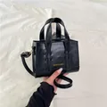 Mini borsa tote in pelle PU nera lucida con scritta dorata e tracolla regolabile - Nero