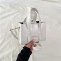 Piccola borsa a mano bianca in pelle PU con scritte dorate e tracolla rimovibile - Bianco