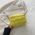 Borsa da trucco trapuntata giallo brillante con design a trama quadrettata - Giallo