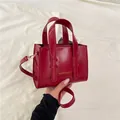Elegante borsa in pelle PU rossa con dettagli dorati e tracolla rimovibile - Rosso