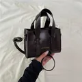 Mini borsa tote marrone scuro in pelle PU con scritte dorate e tracolla regolabile - Marrone