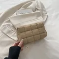 Elegante borsa cosmetica in nylon beige trapuntato con cerniera dorata e texture soffice - Cachi