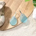 Hawaïaanse blauwe zee-glazen hangoorbellen met zilveren haken op fijn wit strandzand - Gematteerde Onregelmatige Hanger (HWG020-2) / Lichtblauw