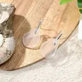 Hawaiiaanse zeeglas oorbellen met zilveren haken op strandzand en hout - Gematteerde Onregelmatige Hanger (HWG020-3) / Lichtbeige