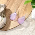 Hawaiiaanse strandstijl paars zeeglas oorbellen met zilveren haken op natuurlijk zand - Gematteerde Onregelmatige Hanger (HWG020-4) / Paars