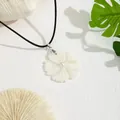 Detalle del colgante de flor de frangipani blanca con perla en cordón negro - Estilo de Flor Plumeria Blanca (HWBN167)